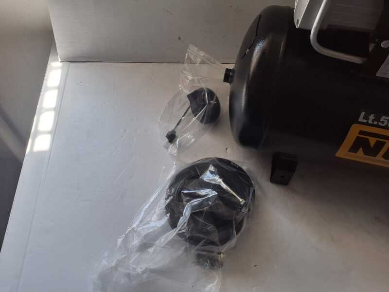 OUTLET - SENZA IMBALLO ORIGINALE - Nuair FC 2 50 - Compressore aria elettrico monofase - Motore 2 HP - 50 lt