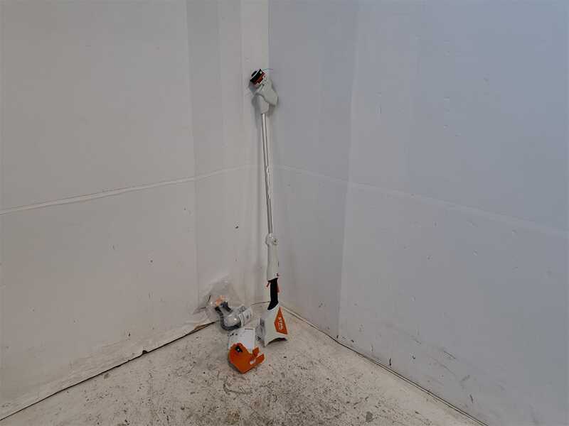 OUTLET - PICCOLI DIFETTI ESTETICI - STIHL FSA 57 - Decespugliatore con 2 batterie AK 10 - 36V 2Ah