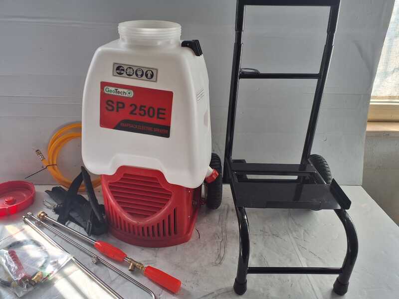 OUTLET - PICCOLI DIFETTI ESTETICI - GeoTech SP 250 E - Pompa irroratrice a batteria - A spalla + trolley - 25L