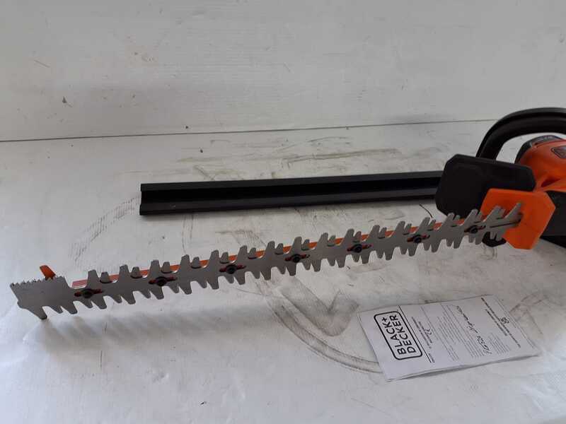 OUTLET - PICCOLI DIFETTI ESTETICI - Black &amp; Decker BEHTS551-QS - Tagliasiepi elettrico con lama da 60 cm - 650W