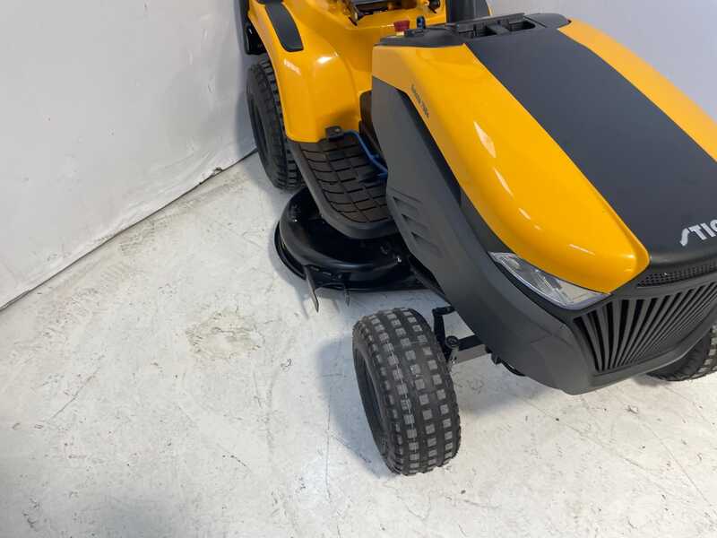 OUTLET - DA ESPOSIZIONE - Trattorino tagliaerba a batteria Stiga Estate 798e  - Motore elettrico Stiga - cesto di raccolta