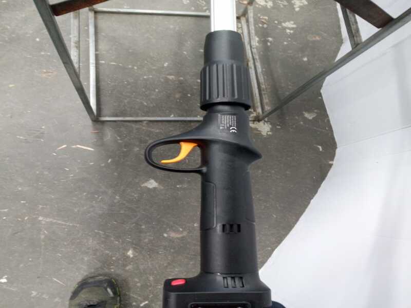 OUTLET - SENZA IMBALLO ORIGINALE - Volpi KV201 - Forbice elettrica da potatura su asta - 2X21.6V 4Ah