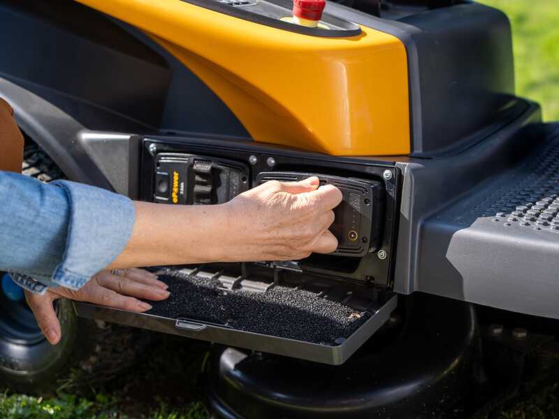 Stiga Swift 372e - Rider trattorino tagliaerba a batteria - 48V/25Ah - Larghezza di taglio 72 cm