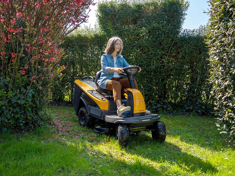 Stiga Swift 372e - Rider trattorino tagliaerba a batteria - 48V/25Ah - Larghezza di taglio 72 cm
