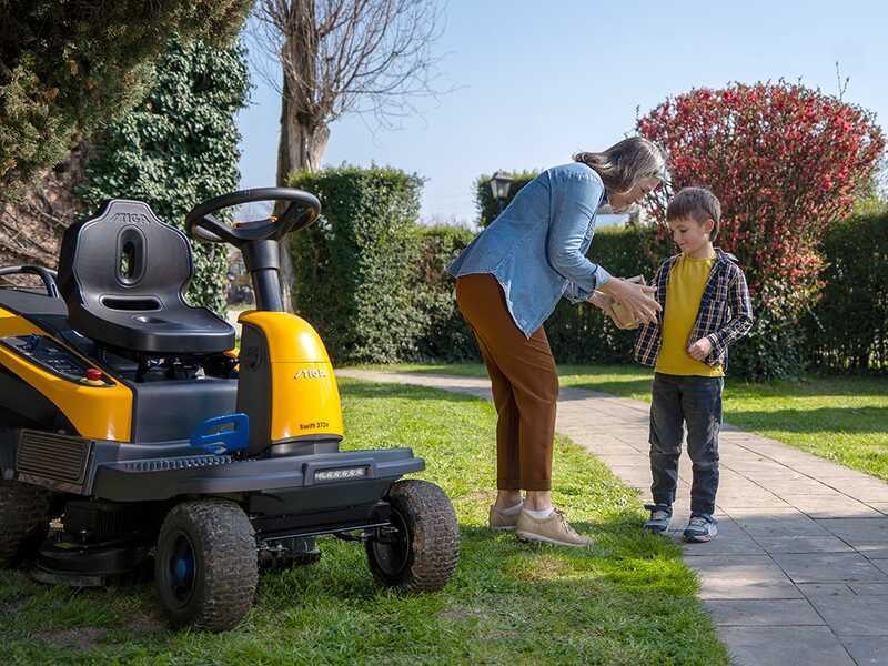 Stiga Swift 372e - Rider trattorino tagliaerba a batteria - 48V/25Ah - Larghezza di taglio 72 cm
