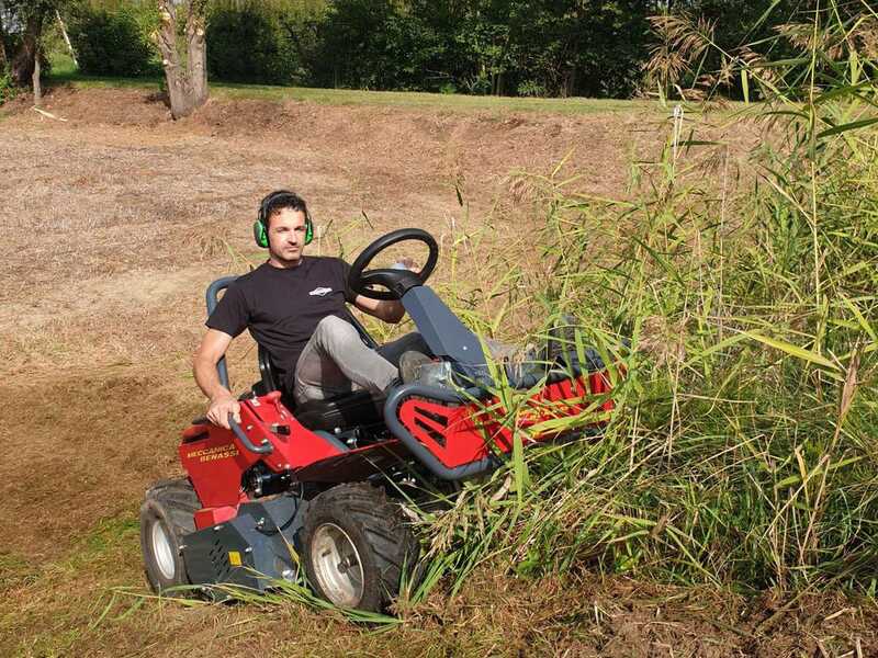 Meccanica Benassi FOX 110 4WD  - Trattorino trinciaerba sfalciatutto - Motore bicilindrico Briggs &amp; Stratton 810cc  - Trasmissione Idrostatica