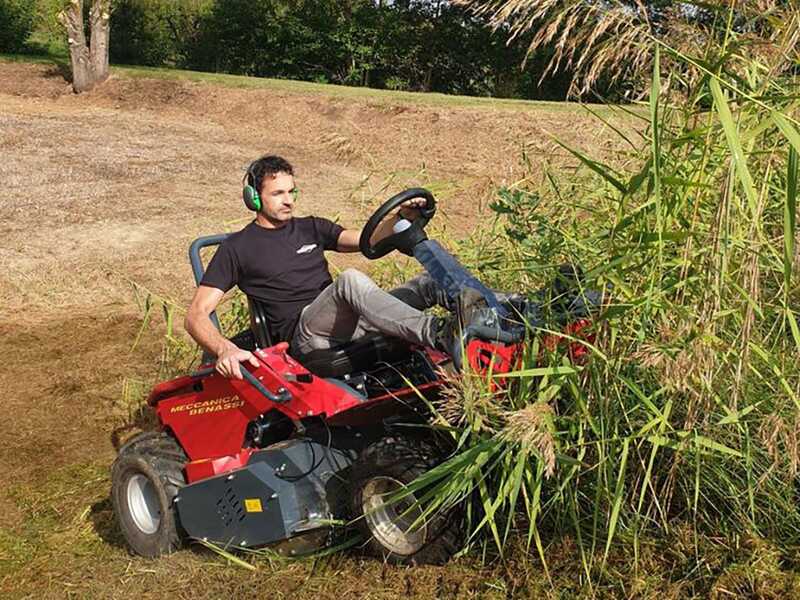 Meccanica Benassi FOX 110 4WD  - Trattorino trinciaerba sfalciatutto - Motore bicilindrico Briggs &amp; Stratton 810cc  - Trasmissione Idrostatica