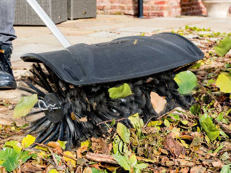 EGO MRC 2306 E - Spazzola multifunzione per pavimenti esterni - 3x 56V 4Ah