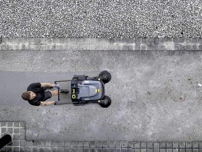 Karcher KM 70/30 C Bp 2SB - Spazzatrice a batteria con cesto di raccolta - 36V 6Ah