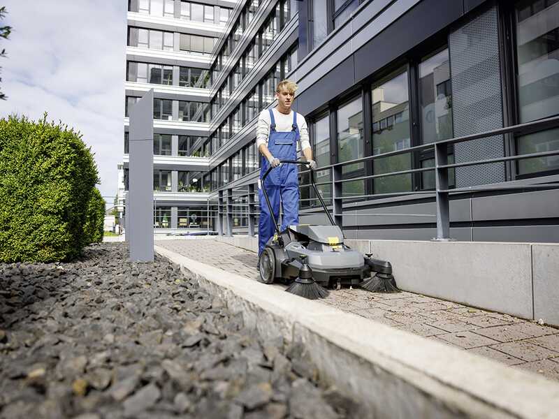 Karcher KM 70/30 C Bp 2SB - Spazzatrice a batteria con cesto di raccolta - 36V 6Ah