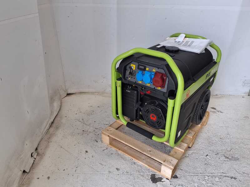 OUTLET - UTILIZZATO PER PROVA - Generatore di corrente 4 kW trifase a benzina Pramac PX 8000 - carrellato avv. elettrico