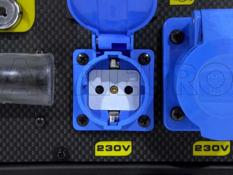 OUTLET - UTILIZZATO PER PROVA - Generatore di corrente 4 kW trifase a benzina Pramac PX 8000 - carrellato avv. elettrico