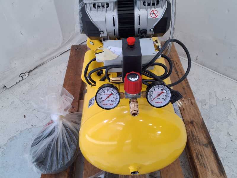 OUTLET - PICCOLI DIFETTI ESTETICI - Stanley DST 370/8/100-3 - Compressore aria elettrico monofase silenziato, oil-less - Motore 3 HP - 100 lt