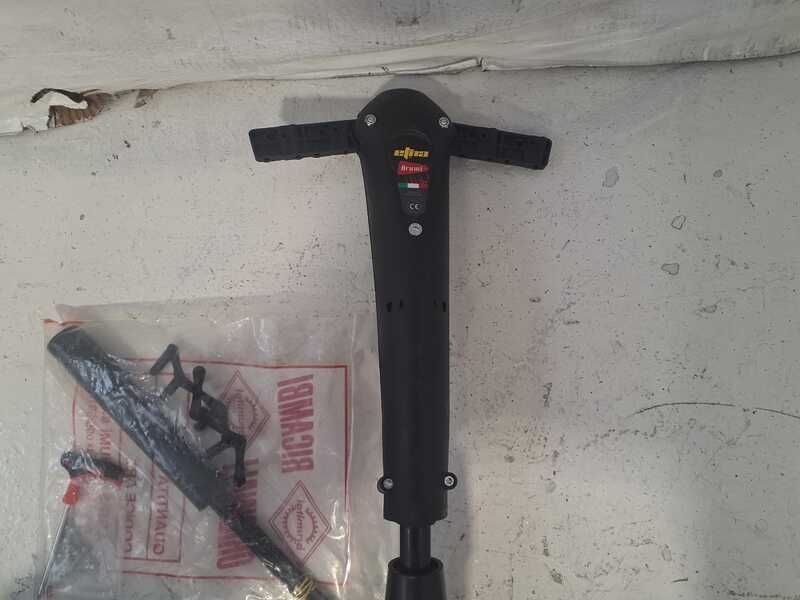 OUTLET - PICCOLI DIFETTI ESTETICI - Brumi Etna 12V - Abbacchiatore elettrico a batteria - Asta in alluminio 235/320cm