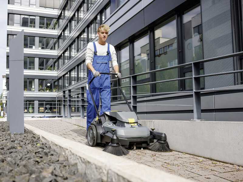 Karcher KM 70/25 C Bp 2SB - Spazzatrice a batteria con cesto di raccolta 36V 2.5Ah