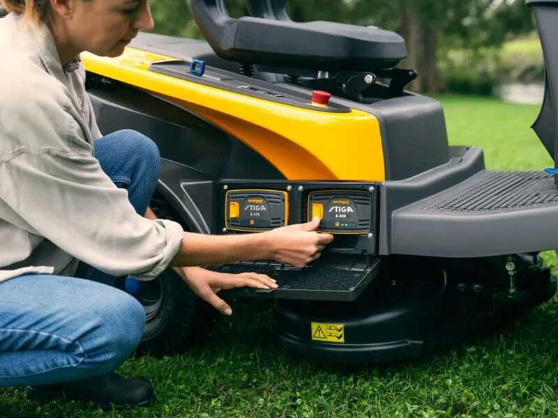 Stiga SWIFT 372e - Rider trattorino tagliaerba a batteria 48V/20Ah - Larghezza di taglio 72 cm