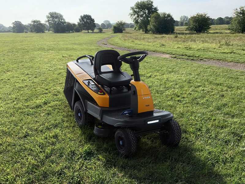 Stiga SWIFT 372e - Rider trattorino tagliaerba a batteria 48V/20Ah - Larghezza di taglio 72 cm