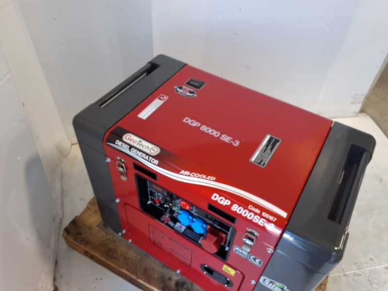 OUTLET - DA ESPOSIZIONE - GeoTech-Pro DGP8000SE-3 - Generatore di corrente diesel silenziato carrellato con AVR 6 kW - Continua 5.5 kW Trifase