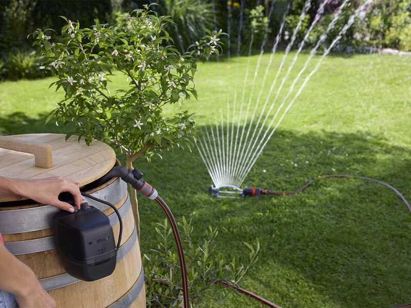 Gardena 2400 Comfort Automatic 18V P4A - Pompa sommersa a batteria per acque chiare - 18V/2,5Ah