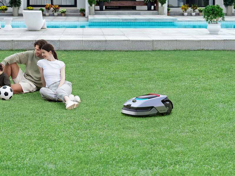 Robottiruohonleikkurin latausliitäntä