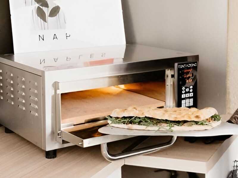Pizzauunin etuosa ja kahva