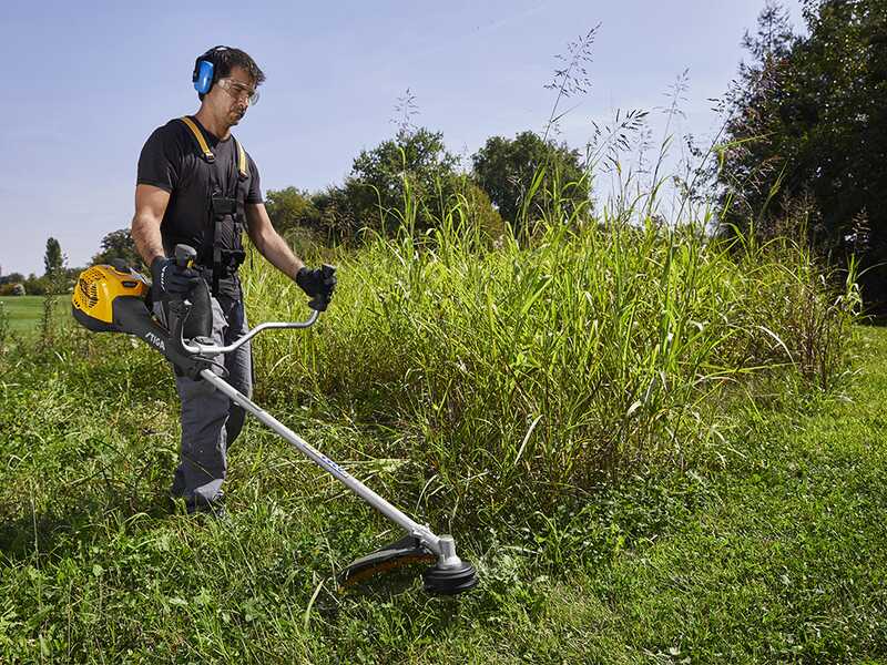 Stiga BC 760 B - Decespugliatore a scoppio professionale - Impugnatura doppia