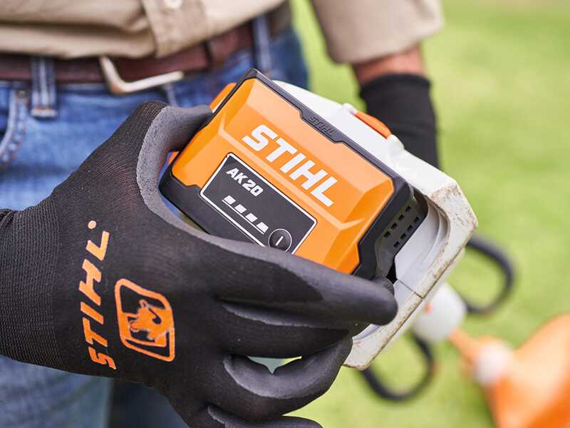 STIHL FSA 60 R - Decespugliatore con batteria AK 20 - 36V 4Ah