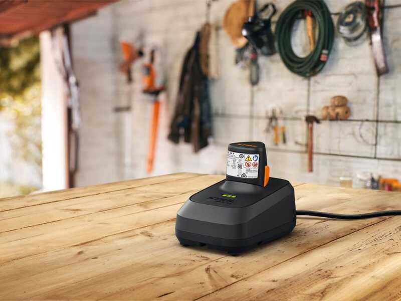 STIHL HLA 40 - Tagliasiepi a batteria su asta - 10.8V 2.6Ah