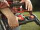 SKIL 0151 BA - Tagliaerba a batteria 2x20V/4Ah + in omaggio batteria 20V/4Ah - Taglio 46 cm