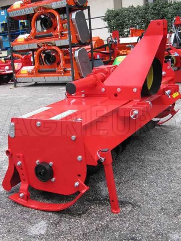 Zappatrice a trattore serie media con spostamento meccanico Agrieuro UR 168