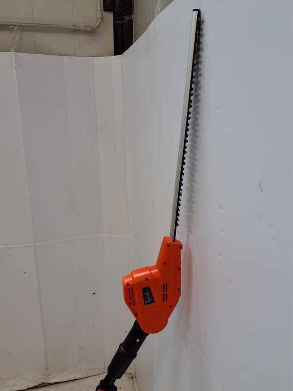 OUTLET - PICCOLI DIFETTI ESTETICI - Black &amp; Decker PH5551-QS - Tagliasiepi elettrico su asta di prolunga telescopica orientabile - Lama da 51 cm