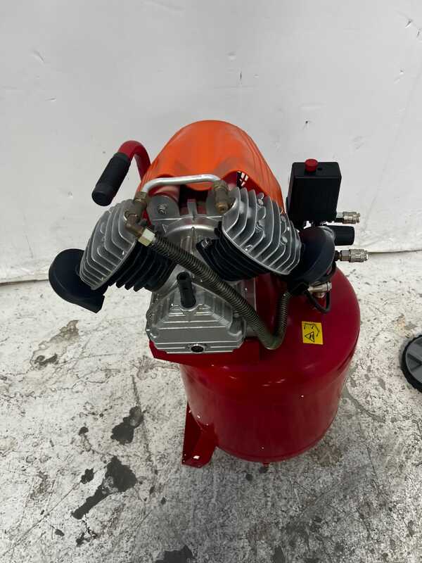 OUTLET - PICCOLI DIFETTI ESTETICI - GeoTech AC50V-10-30VC - Compressore aria elettrico carrellato verticale - Motore 3 HP - 50 lt aria compressa