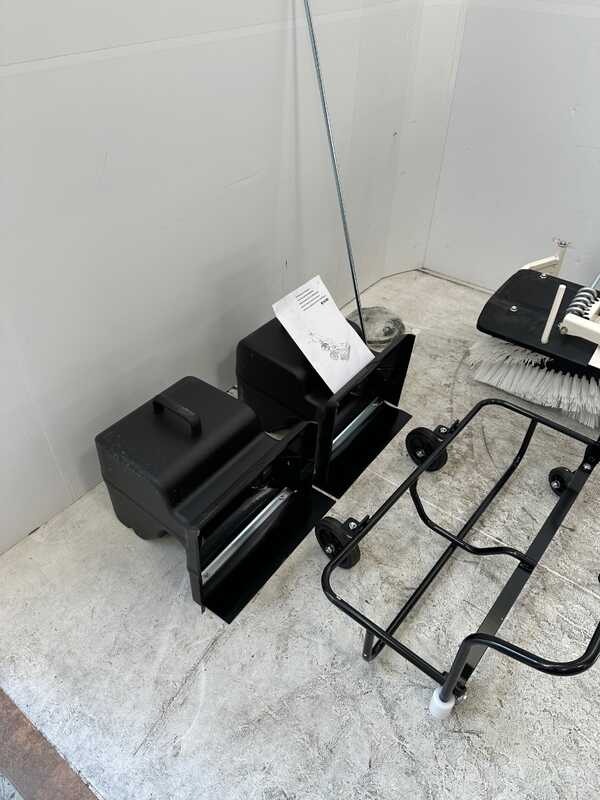 OUTLET - PICCOLI DIFETTI ESTETICI - Accessorio spazzolatrice frontale con raccoglitore per P70 EVO