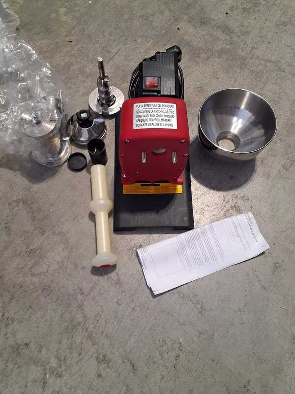 OUTLET - PICCOLI DIFETTI ESTETICI - Macinagranaglie elettrico New O.M.R.A. OM 6000 motore elettrico 400 watt - macina cereali